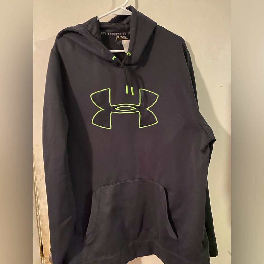 Men’s Underarmor hoodie